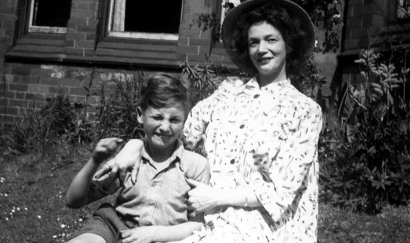 john-lennon-mother-julia-3676719